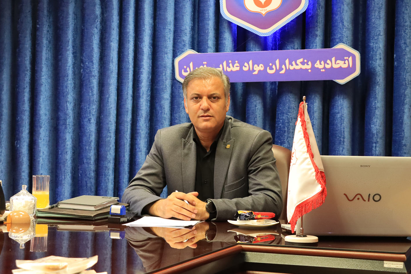 رضا کنگری، رئیس اتحادیه صنف بنکداران مواد غذایی تهران، اصلاح نرخ ارز را سیاستی هوشمندانه دانسته: ثبات قیمت ها و کاهشی شدن 5 تا 10 درصدی برخی اقلام غذایی/ در ماه مبارک رمضان و شب عید هیچ کمبودی در بحث کالای اساسی نداریم
